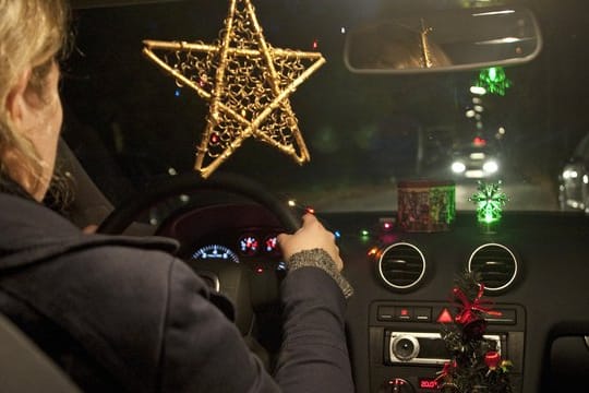Weihnachtsdeko im Auto ist schön und gut - der Schmuck darf aber weder leuchten noch die Sicht einschränken.