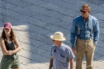 Daniel Craig (r) bei Dreharbeiten zu "Bond 25" in Süditalien.