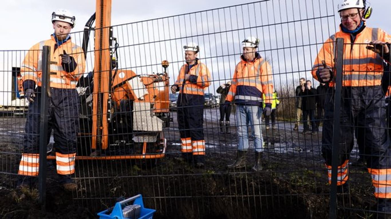 Arbeiter schließen die letzte Öffnung am umstrittenen Wildschweinzaun nahe der dänischen Grenzstadt Tinglev.
