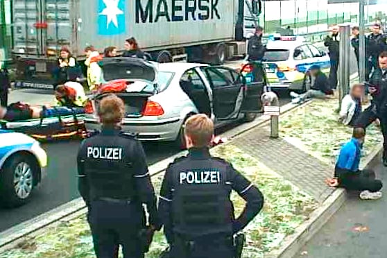 Nach der Massenschlägerei auf einem Parkplatz in Bochum: Festgenommene werden bewacht, Verletzte abtransportiert.