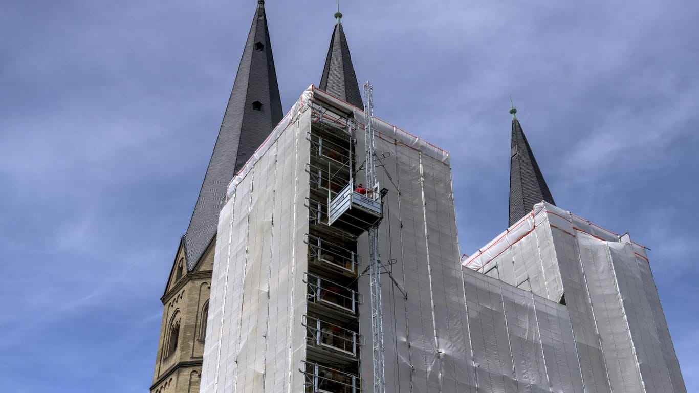 Generalsanierung des Bonner Münsters: Die Basilika ist derzeit mit einem Gerüst versehen.