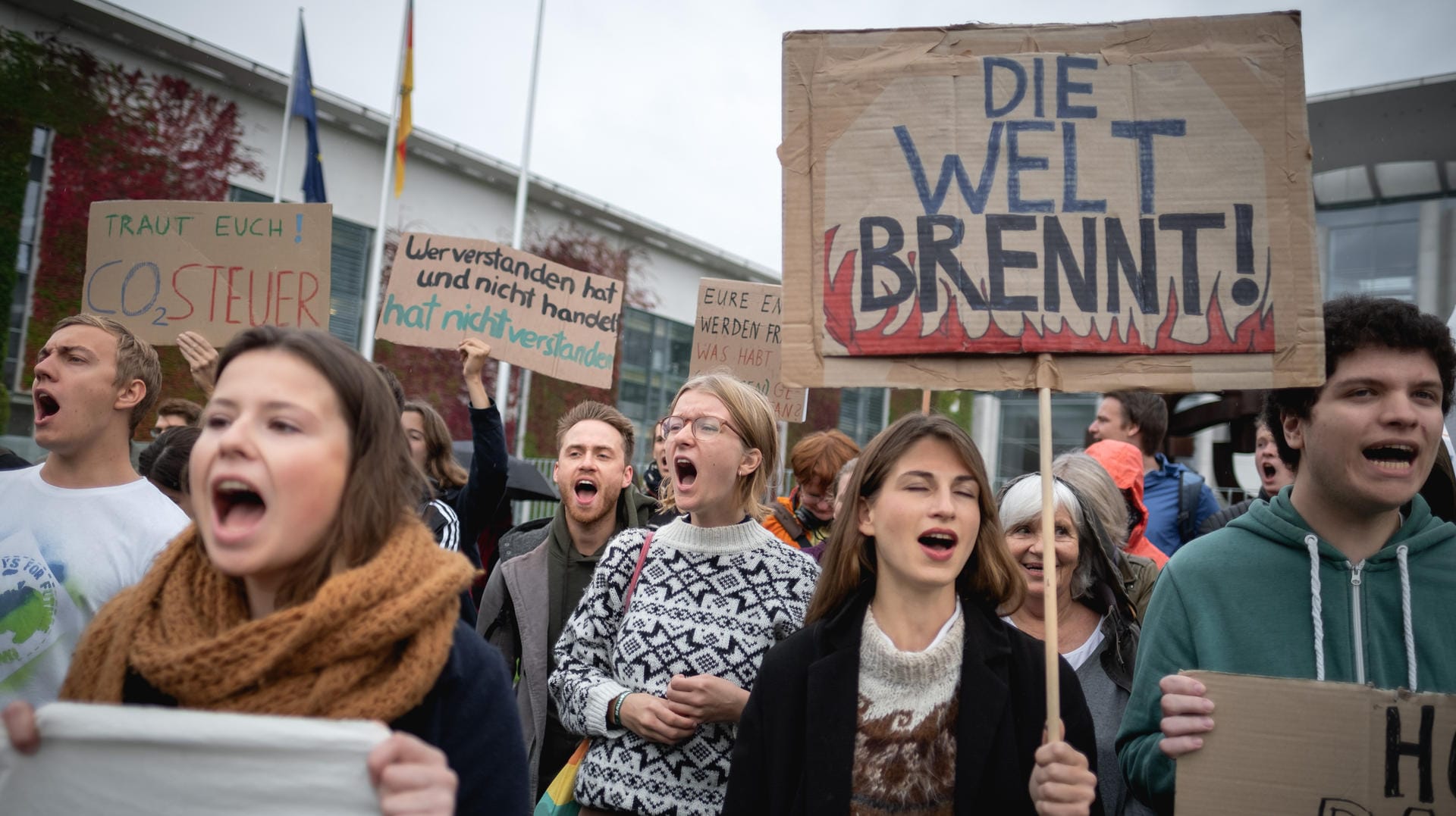 Die Demonstranten von Fridays for Future sind unzufrieden mit den globalen Klimaschutz-Maßnahmen: Auf dem Weltklimagipfel werden neue Strategien und Regeln für den globalen Kampf gegen die Klimakrise diskutiert. In ihrem Gastbeitrag fordert Leonie Bremer von Fridays for Future die Staaten zum Handeln auf.