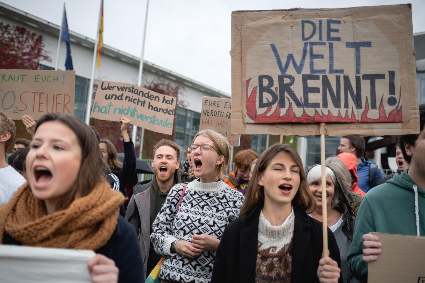 Die Demonstranten von Fridays for Future sind unzufrieden mit den globalen Klimaschutz-Maßnahmen: Auf dem Weltklimagipfel werden neue Strategien und Regeln für den globalen Kampf gegen die Klimakrise diskutiert. In ihrem Gastbeitrag fordert Leonie Bremer von Fridays for Future die Staaten zum Handeln auf.