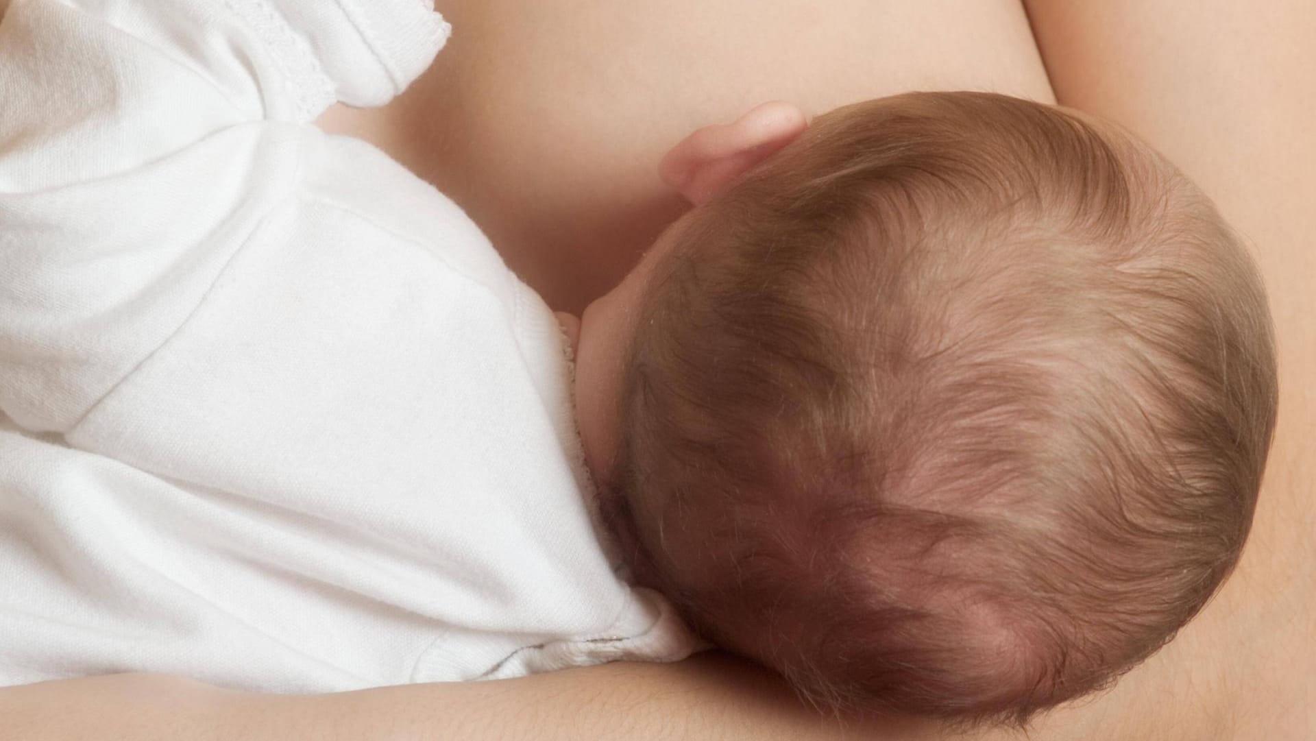 Eine Frau stillt ihr Baby (Symbolbild): In Gelsenkirchen hat eine Essenerin einen Fahrkartenkontrolleur mit Muttermilch bespritzt.