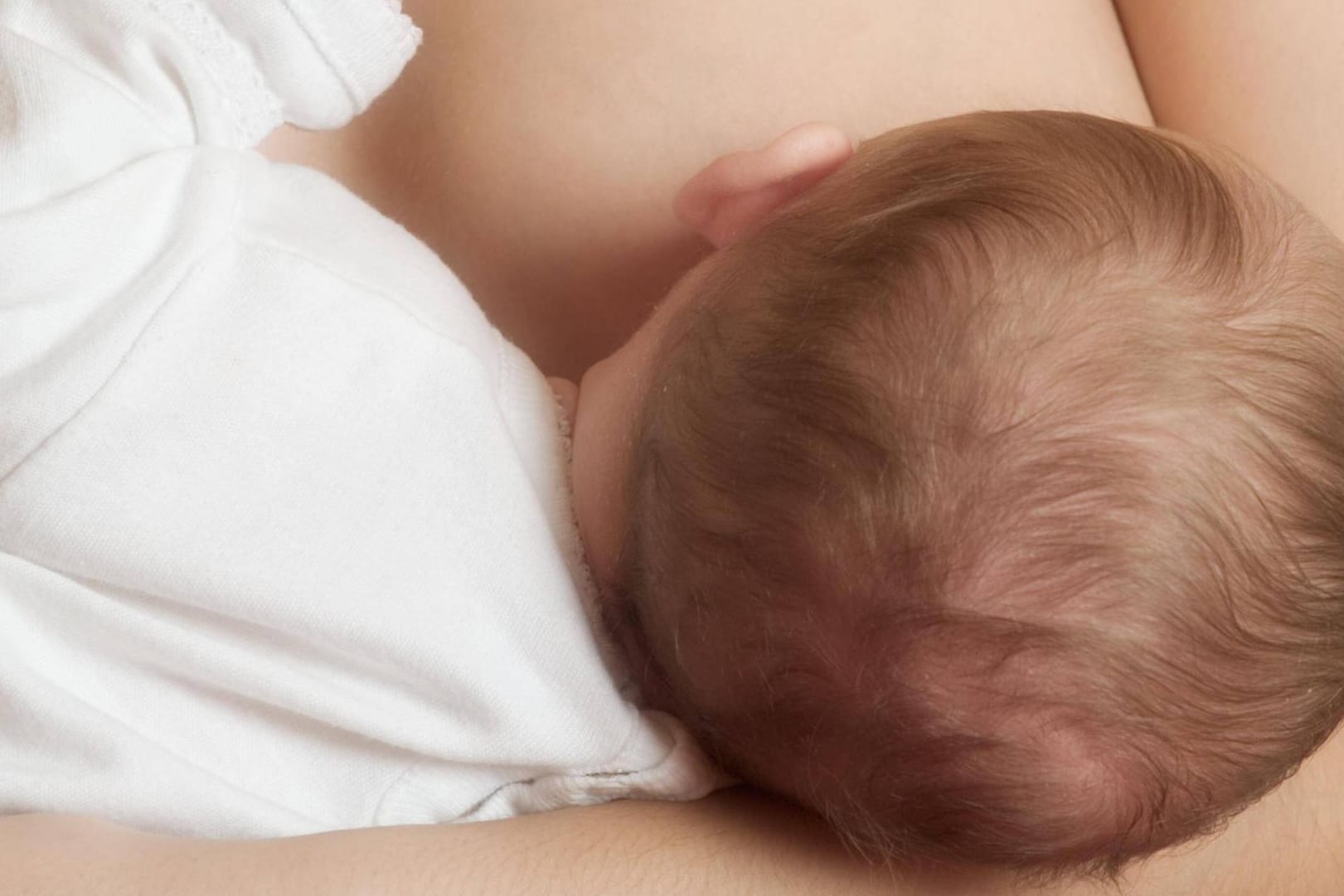 Eine Frau stillt ihr Baby (Symbolbild): In Gelsenkirchen hat eine Essenerin einen Fahrkartenkontrolleur mit Muttermilch bespritzt.