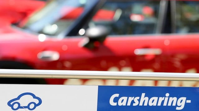 Pkws eines Carsharing-Anbieters stehen auf einem Parkplatz.
