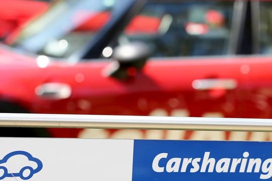 Pkws eines Carsharing-Anbieters stehen auf einem Parkplatz.