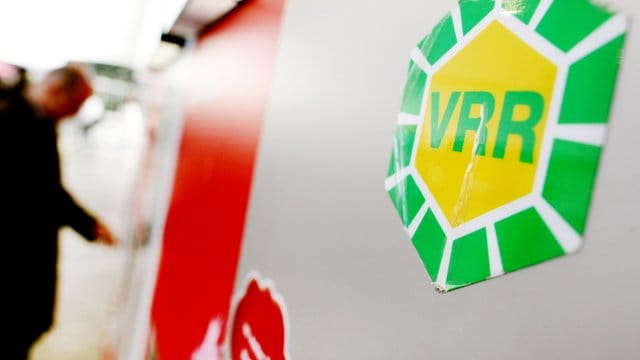 Das Symbolbild zeigt einen Fahrkartenautomaten des Verkehrsverbunds Rhein-Ruhr. Das Symbolbild zeigt einen Fahrkartenautomaten des Verkehrsverbunds Rhein-Ruhr.