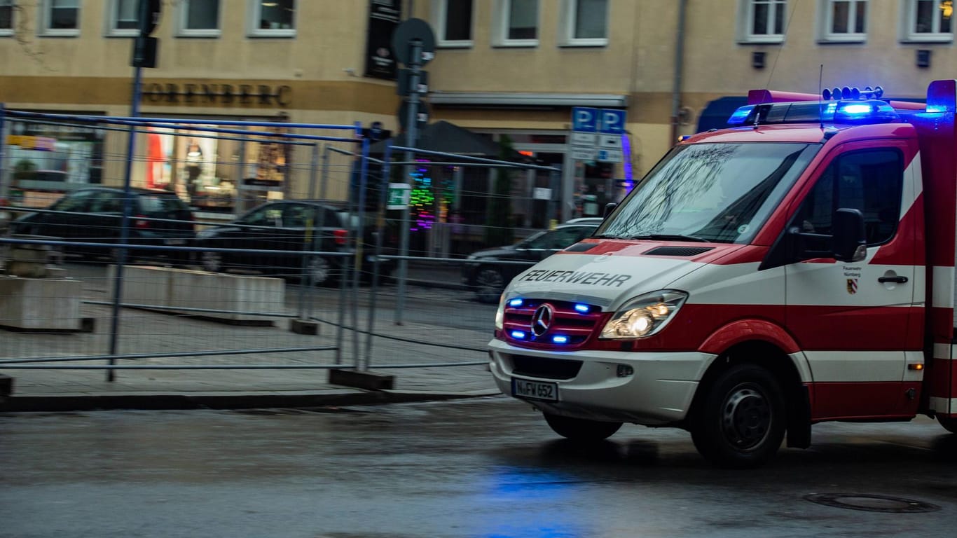 Feuerwehrwagen mit Blaulicht auf den Straßen von Nürnberg (Symbolbild): Ermittler wurden nach einem Wohnungsbrand am Wochenende überrascht.
