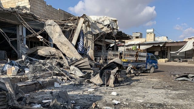 Ein Markt in Idlib ist bei einem Luftangriff komplett verwüstet worden. Ein Markt in Idlib ist bei einem Luftangriff komplett verwüstet worden.