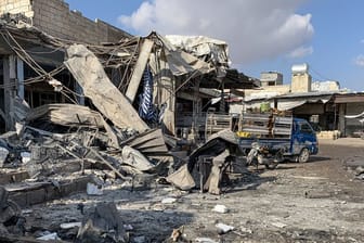 Ein Markt in Idlib ist bei einem Luftangriff komplett verwüstet worden.
