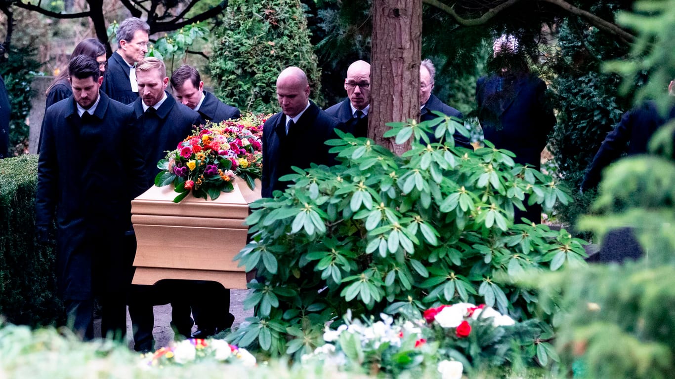 Der Sarg von Fritz von Weizsäcker wird zum Grab getragen: Von Weizsäcker wurde neben seinem Vater, dem ehemaligen Bundespräsidenten, bestattet.