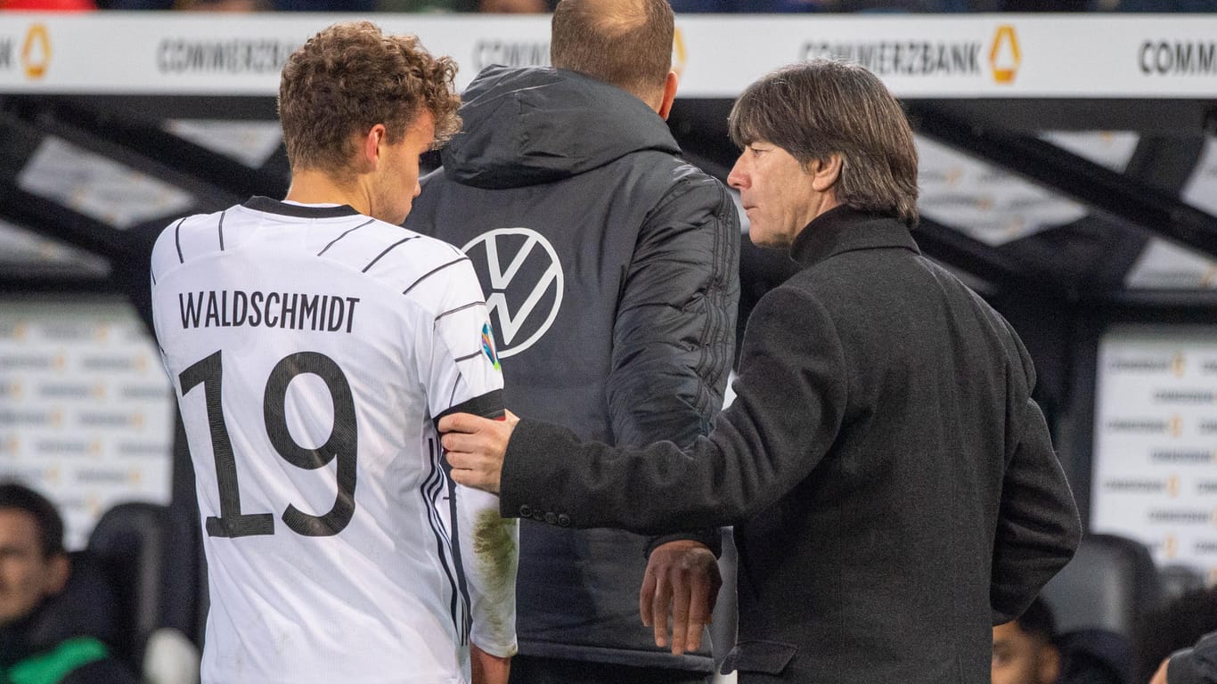Luca Waldschmidt und Bundestrainer Joachim Löw bei der Nationalmannschaft.