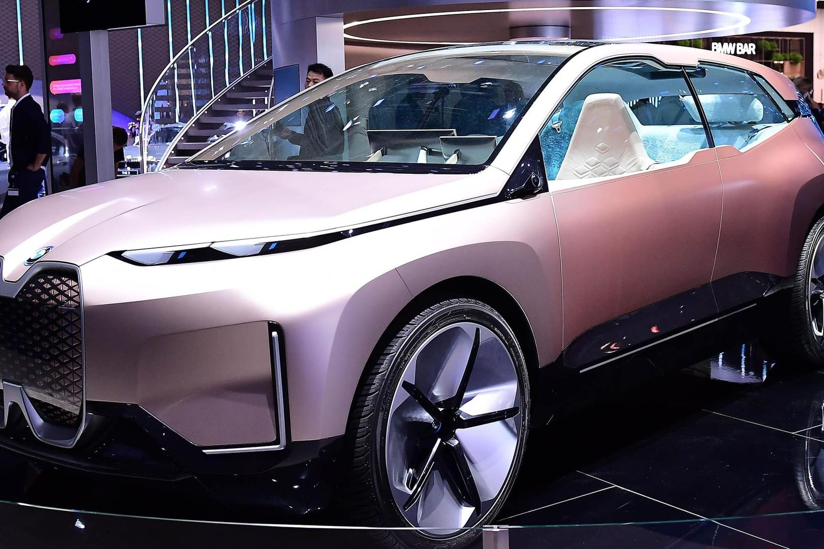 Der BMW Vision iNext: Das Auto ist eine über fünf Meter große Kombination aus Kombi, Van und SUV. Der BMW Vision iNext: Das Auto ist eine über fünf Meter große Kombination aus Kombi, Van und SUV.