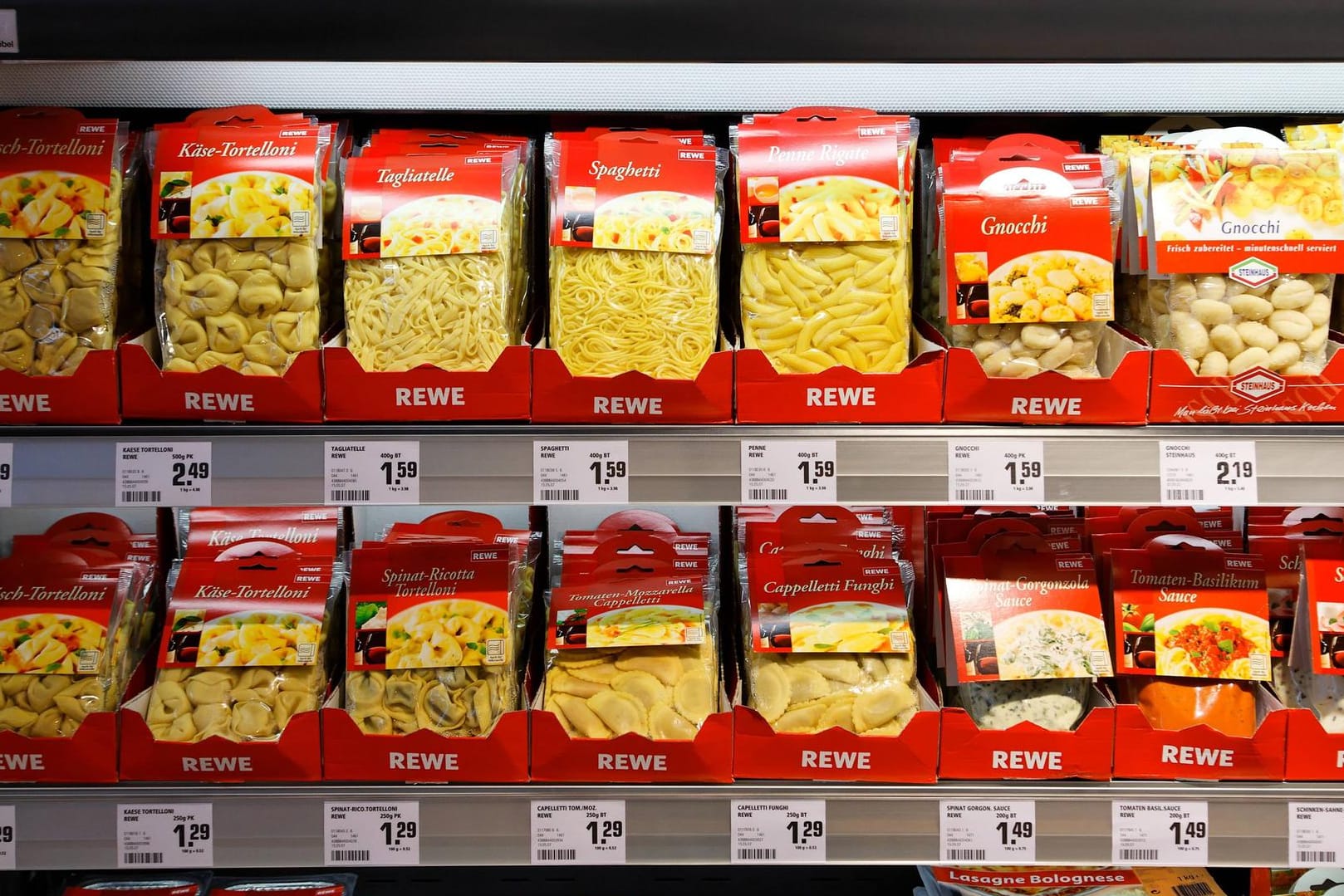 Nudeln in einem Rewe-Regal: Vom Rückruf betroffen sind Rewe-Filialen in allen Bundesländern außer Brandenburg.