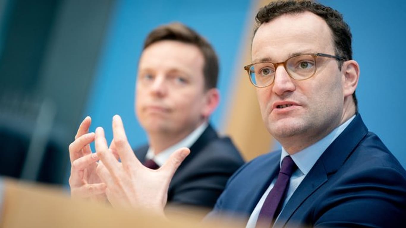 Jens Spahn (r), Bundesminister für Gesundheit, und Tobias Hans, Ministerpräsident des Saarlands, stellen die neue Fachkräfteagentur vor.