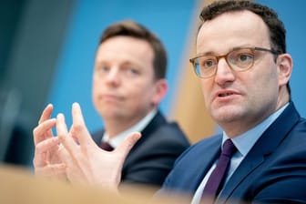 Jens Spahn (r), Bundesminister für Gesundheit, und Tobias Hans, Ministerpräsident des Saarlands, stellen die neue Fachkräfteagentur vor.