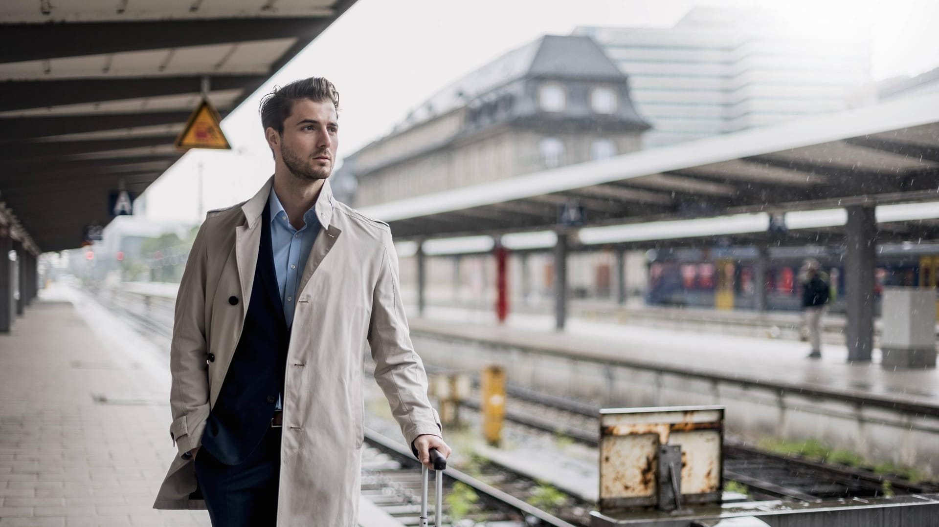 Mann wartet auf dem Bahnsteig: Bei Zugausfällen aufgrund von starken Unwettern, bekamen Zugreisende bisher einen Teil der Fahrtkosten zurück.