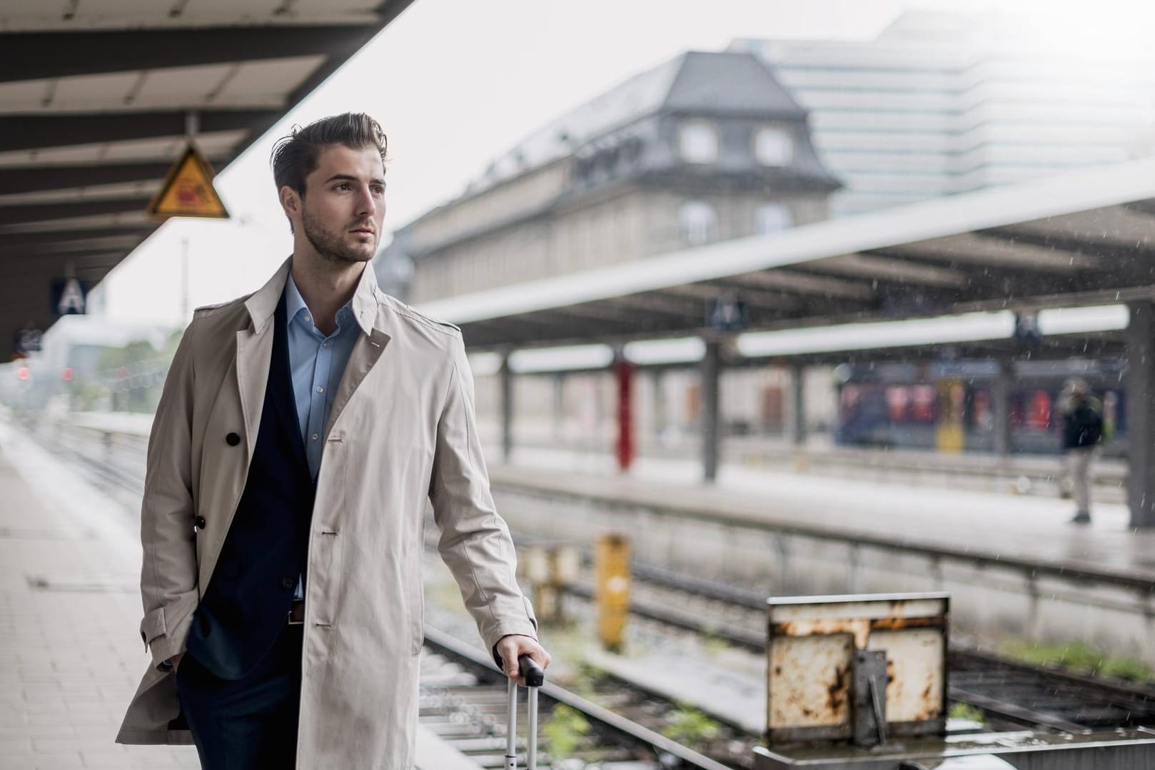 Mann wartet auf dem Bahnsteig: Bei Zugausfällen aufgrund von starken Unwettern, bekamen Zugreisende bisher einen Teil der Fahrtkosten zurück.