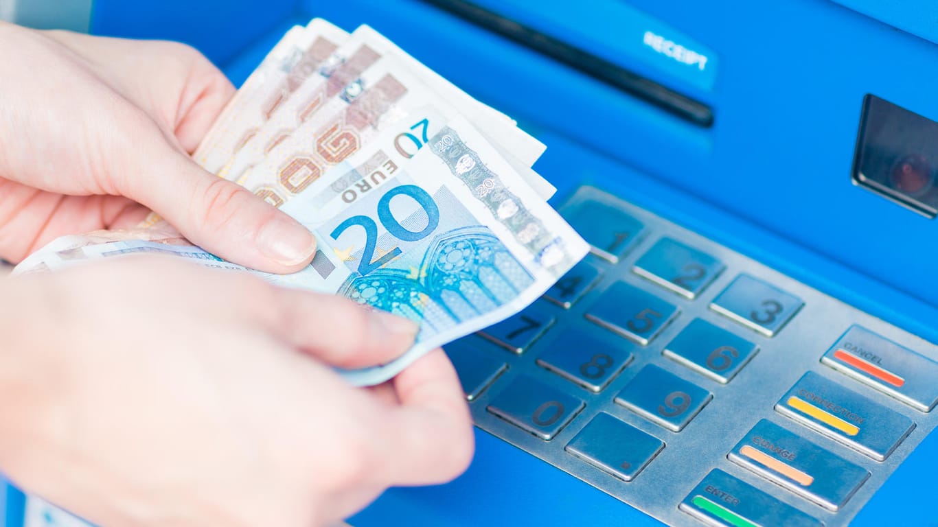Frau hebt Geld ab: Immer mehr Banken erheben Gebühren für das Geldabheben am Automaten.