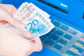 Frau hebt Geld ab: Immer mehr Banken erheben Gebühren für das Geldabheben am Automaten.