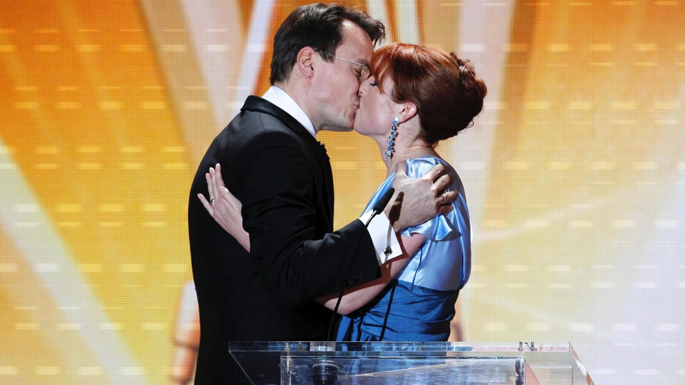 Februar 2011: Rolf Hellgardt und Monica Lierhaus küssen sich nach dem Antrag – mittlerweile ist das Paar getrennt.