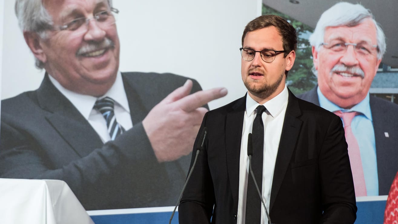 Jan-Hendrik Lübcke spricht nach der Verleihung der Medaille: Der Sohn von Walter Lübcke rief zum Einsatz für die Demokratie auf.