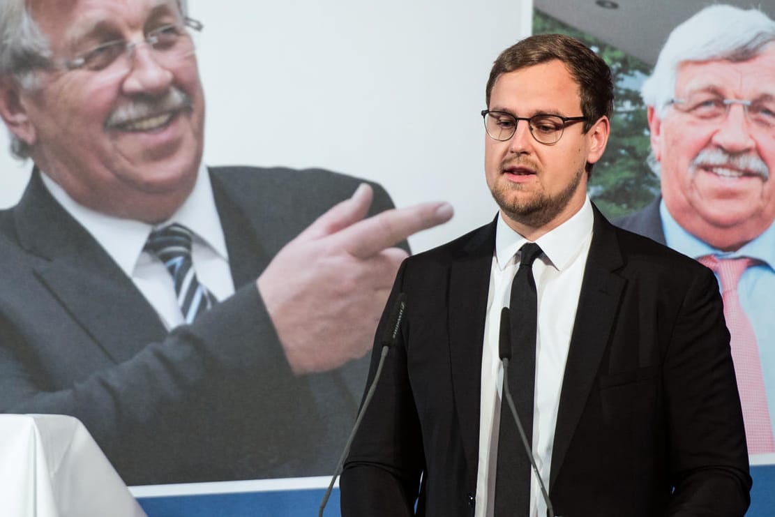 Jan-Hendrik Lübcke spricht nach der Verleihung der Medaille: Der Sohn von Walter Lübcke rief zum Einsatz für die Demokratie auf.