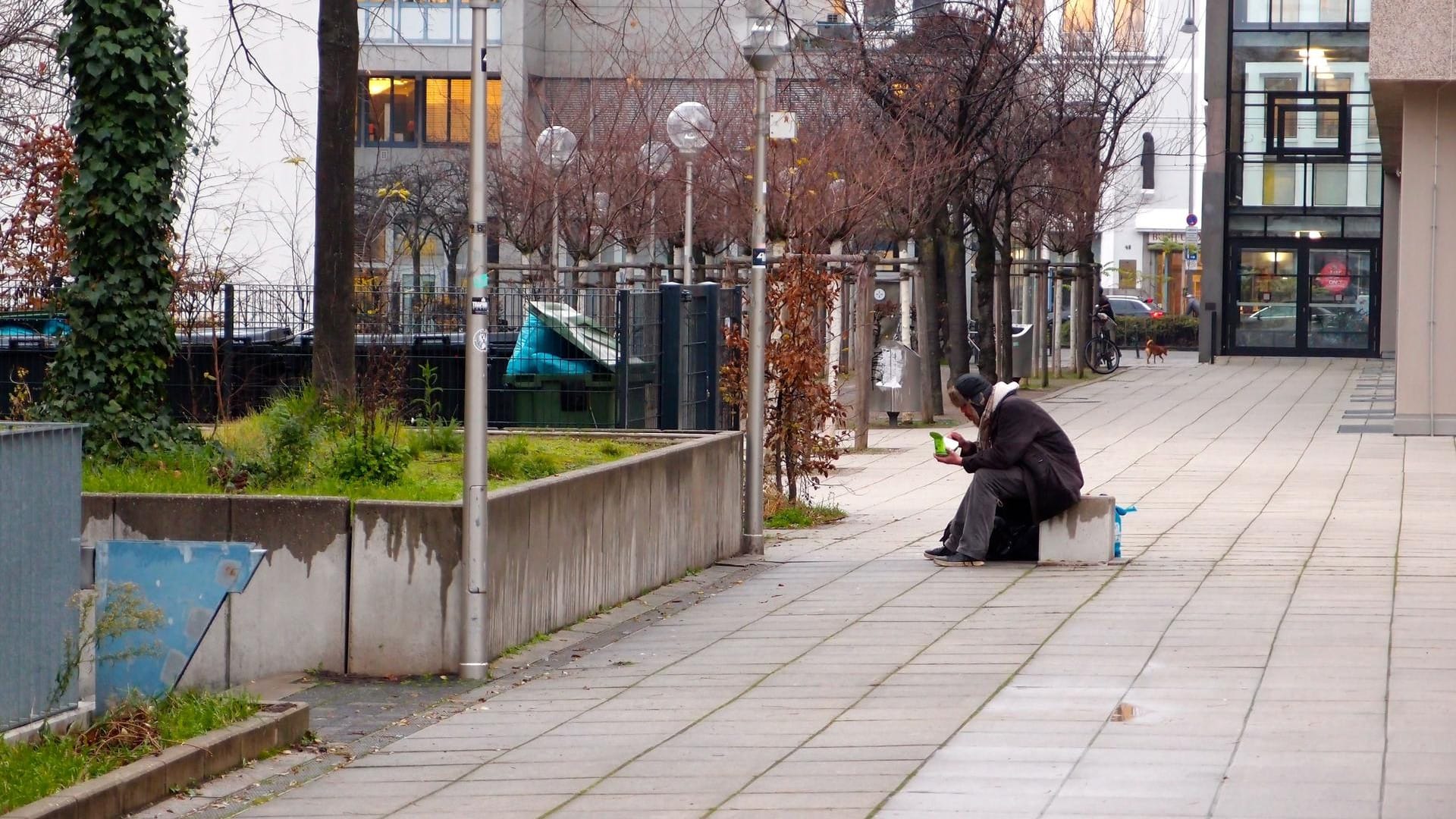 Szene auf dem Josef-Haubrich-Hof, Nähe Neumarkt: Hier halten sich viele Drogenabhängige auf.