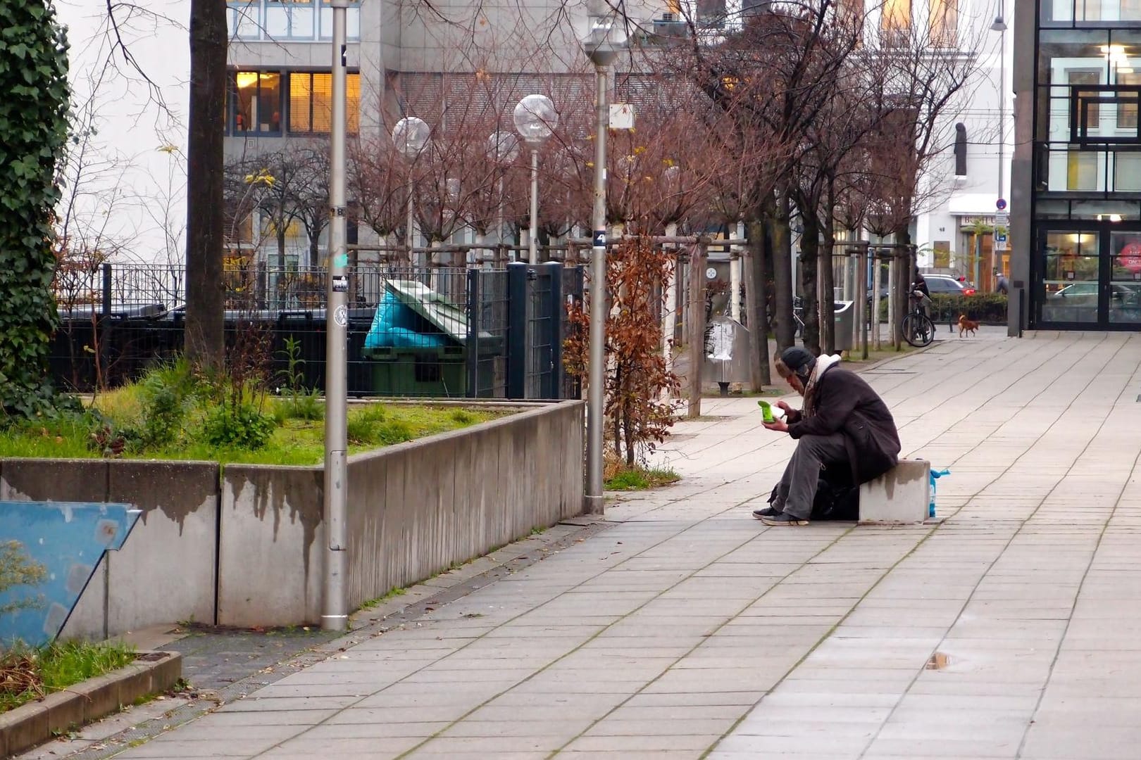 Szene auf dem Josef-Haubrich-Hof, Nähe Neumarkt: Hier halten sich viele Drogenabhängige auf.