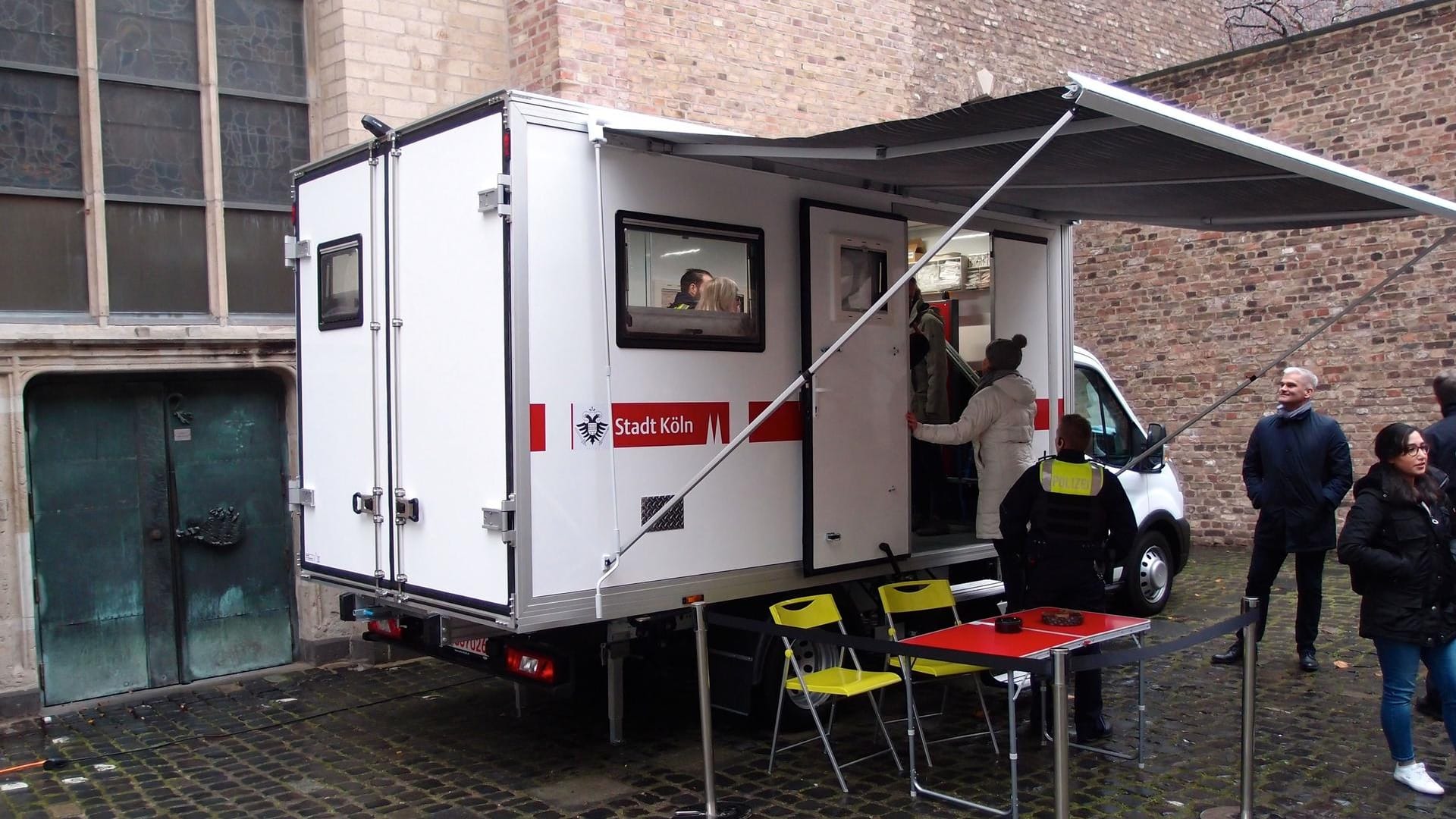 Drogenmobil auf dem Hof zwischen St. Peter und St. Cäcilien an der Jabachstraße 1: Hier wurde ein medizinisch betreuter Konsumplatz eingerichtet.