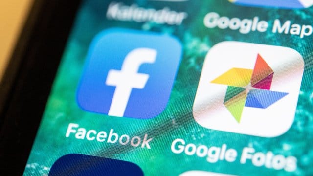 Umzugshelfer: Facebook-Nutzer sollen bald ihre Daten einfacher zu anderen Diensten wie Google Fotos mitnehmen können. Umzugshelfer: Facebook-Nutzer sollen bald ihre Daten einfacher zu anderen Diensten wie Google Fotos mitnehmen können.