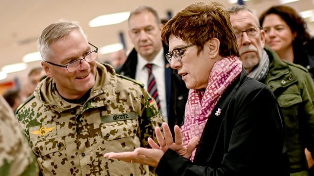 Annegret Kramp-Karrenbauer unterhält sich in Masar-i-Scharif mit Bundeswehr-Brigadegeneral Jürgen Brötz. Annegret Kramp-Karrenbauer unterhält sich in Masar-i-Scharif mit Bundeswehr-Brigadegeneral Jürgen Brötz.