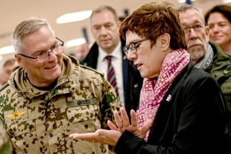 Annegret Kramp-Karrenbauer unterhält sich in Masar-i-Scharif mit Bundeswehr-Brigadegeneral Jürgen Brötz.