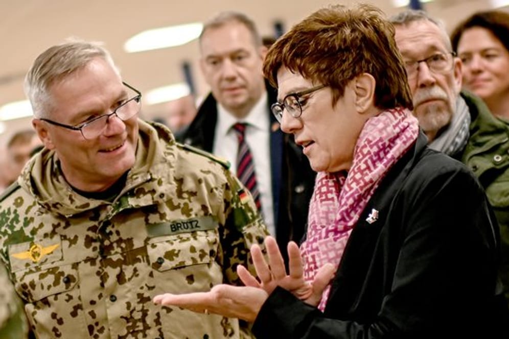 Annegret Kramp-Karrenbauer unterhält sich in Masar-i-Scharif mit Bundeswehr-Brigadegeneral Jürgen Brötz.