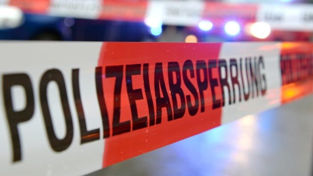 Eine Polizeiband trennt einen Bereich ab Eine Polizeiband trennt einen Bereich ab