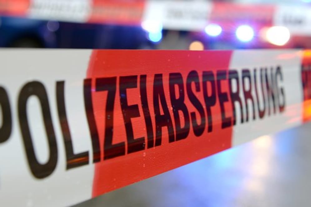 Eine Polizeiband trennt einen Bereich ab