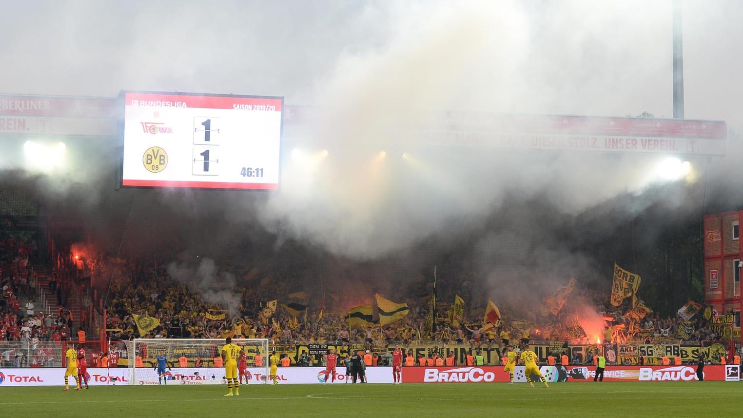 Das Spiel des 1. FC Union Berlin und dem BVB: Nun muss der BVB wegen unsportlichen Verhaltens seiner Fans zahlen.