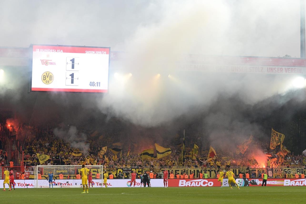 Das Spiel des 1. FC Union Berlin und dem BVB: Nun muss der BVB wegen unsportlichen Verhaltens seiner Fans zahlen.