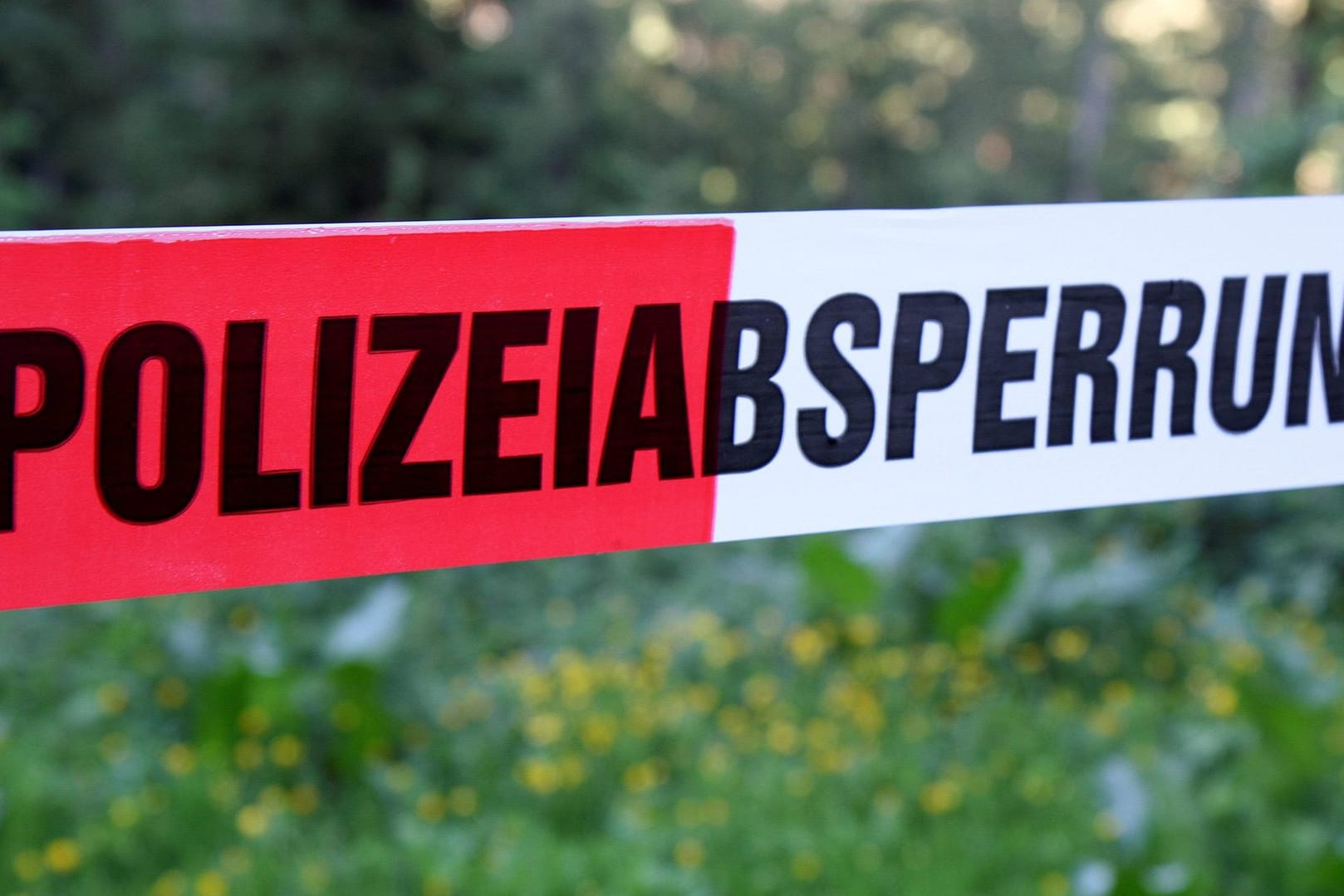 Polizeiabsperrung im Wald (Symbolbild): Die örtliche Feuerwehr hat die Überreste geborgen.