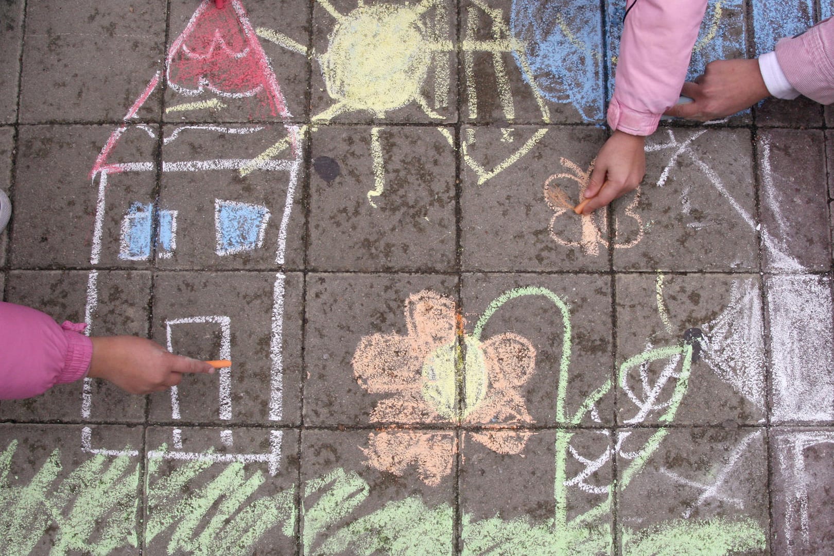 Kinderzeichnung mit Kreide: Die UN-Kinderrechtskonvention wurde 1989 verabschiedet. Sie gilt als das wichtigste internationale Menschenrechtsinstrumentarium für Kinder.