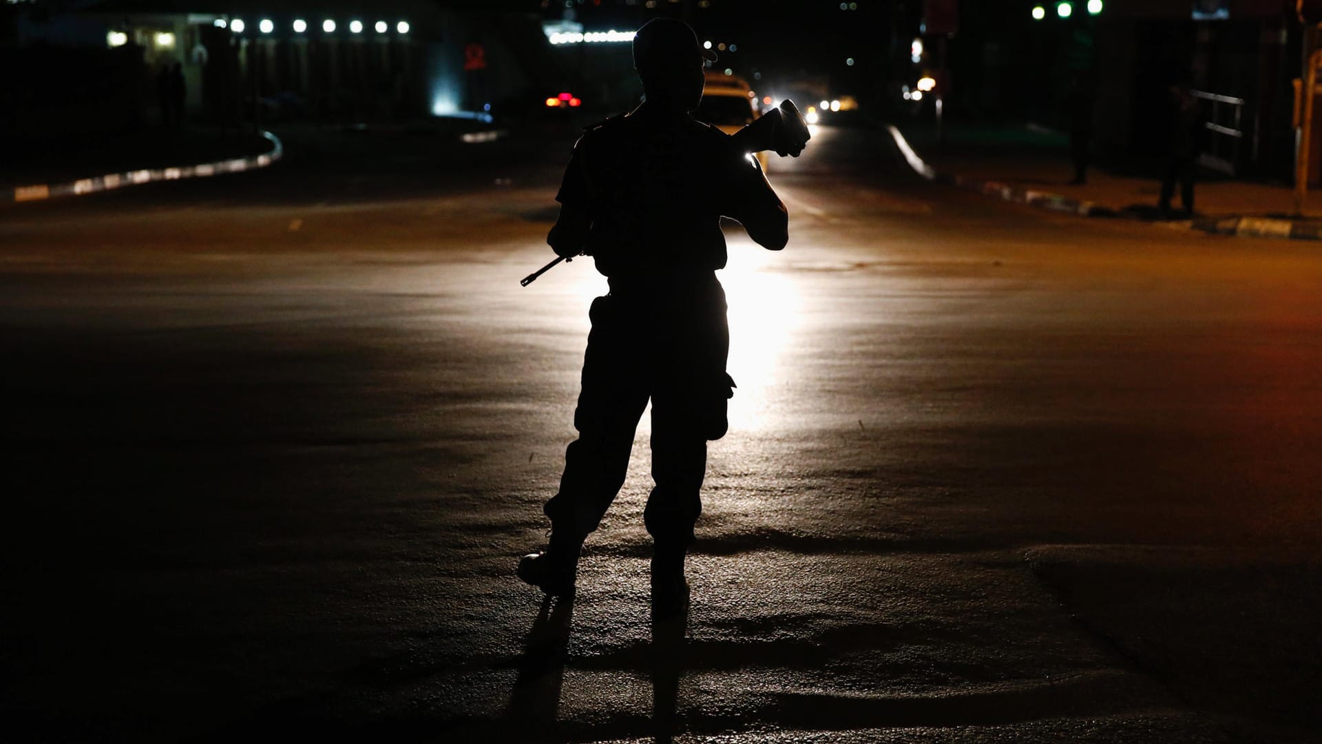 Ein Polizist in Südafrika steht während einer Razzia Wache (Symbolbild): Die Festnahmen waren nach zweijährigen Ermittlungen einer Sonderabteilung der Polizei erfolgt.