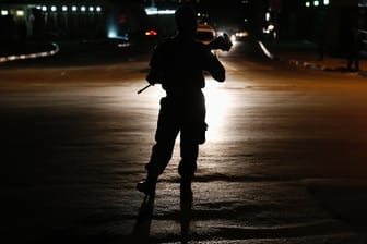 Ein Polizist in Südafrika steht während einer Razzia Wache (Symbolbild): Die Festnahmen waren nach zweijährigen Ermittlungen einer Sonderabteilung der Polizei erfolgt.