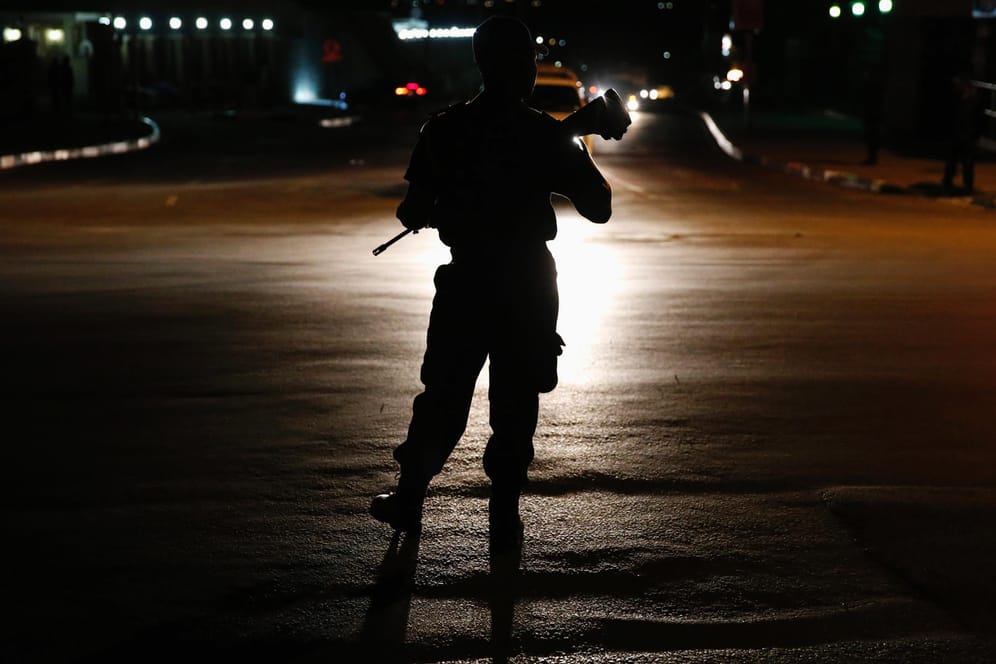 Ein Polizist in Südafrika steht während einer Razzia Wache (Symbolbild): Die Festnahmen waren nach zweijährigen Ermittlungen einer Sonderabteilung der Polizei erfolgt.