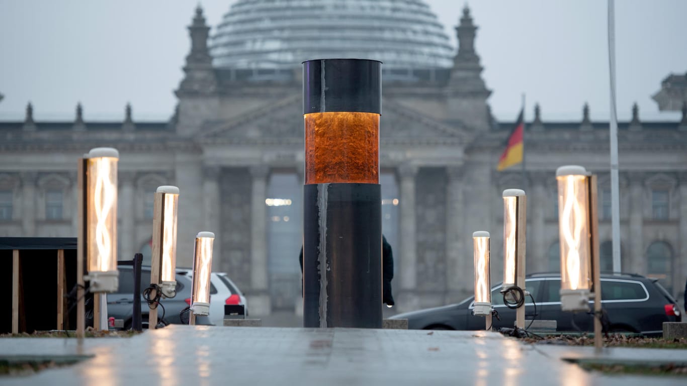 Eine Säule, in die Asche von Auschwitzopfern eingegossen worden sein soll, steht vor dem Reichstag: Das Objekt ist Teil des Kunstwerkes der Künstlergruppe Zentrum für Politische Schönheit.