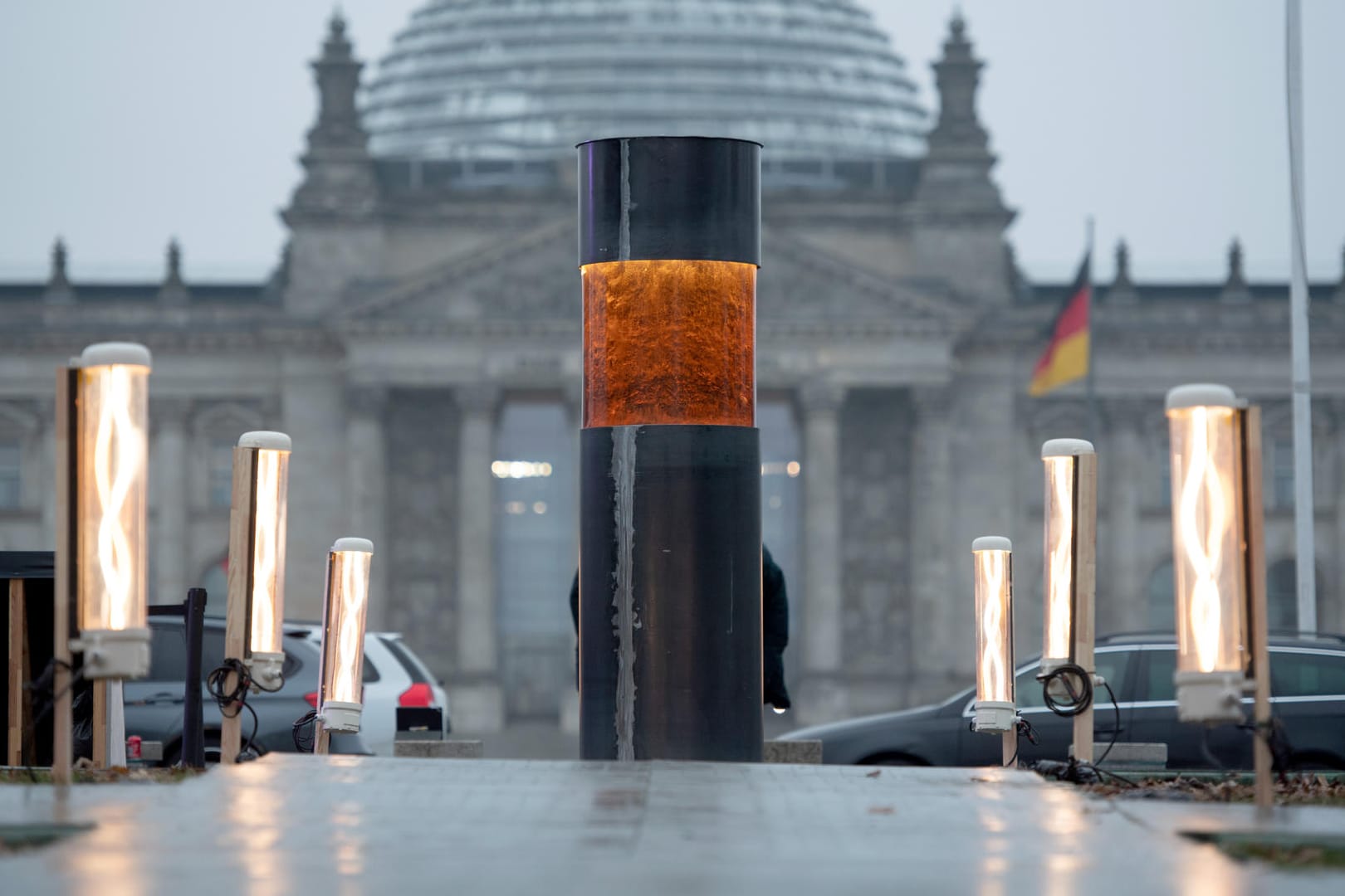 Eine Säule, in die Asche von Auschwitzopfern eingegossen worden sein soll, steht vor dem Reichstag: Das Objekt ist Teil des Kunstwerkes der Künstlergruppe Zentrum für Politische Schönheit.