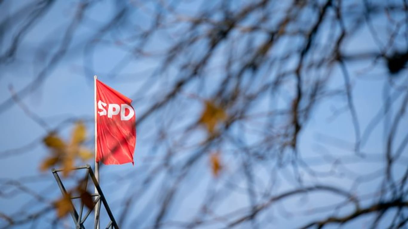 Die Fahne der SPD über der Parteizentrale in Berlin.