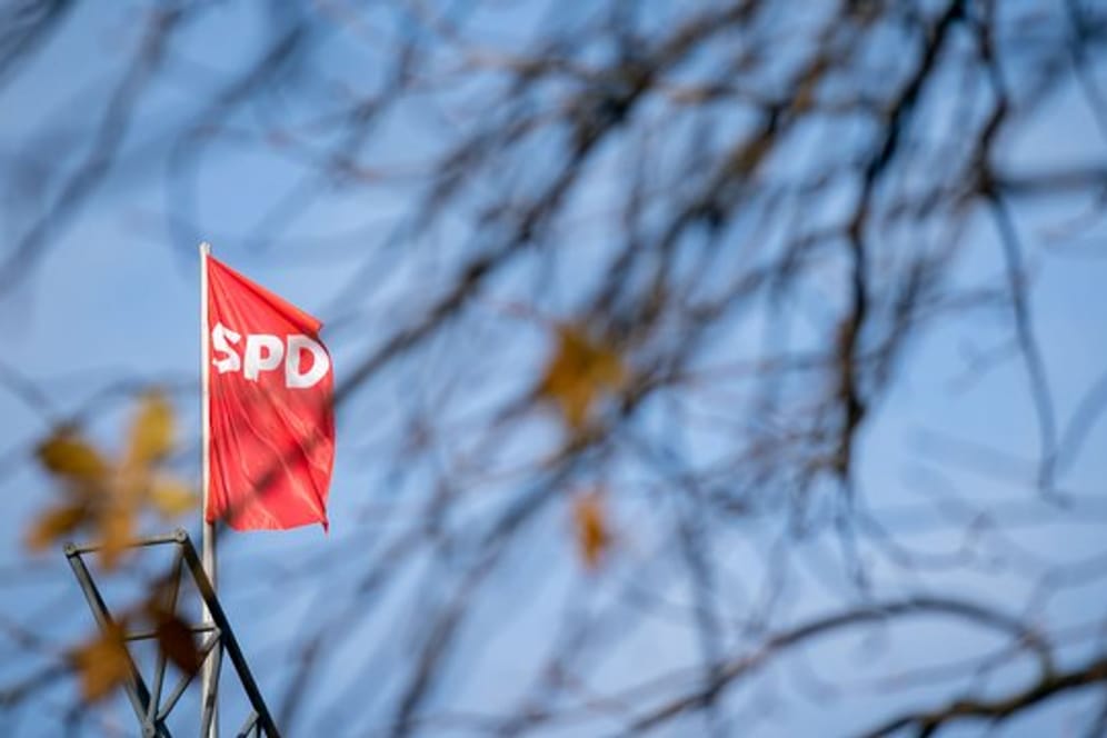 Die Fahne der SPD über der Parteizentrale in Berlin.