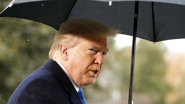 Die Demokraten werfen US-Präsident Donald Trump Amtsmissbrauch vor. Die Demokraten werfen US-Präsident Donald Trump Amtsmissbrauch vor.