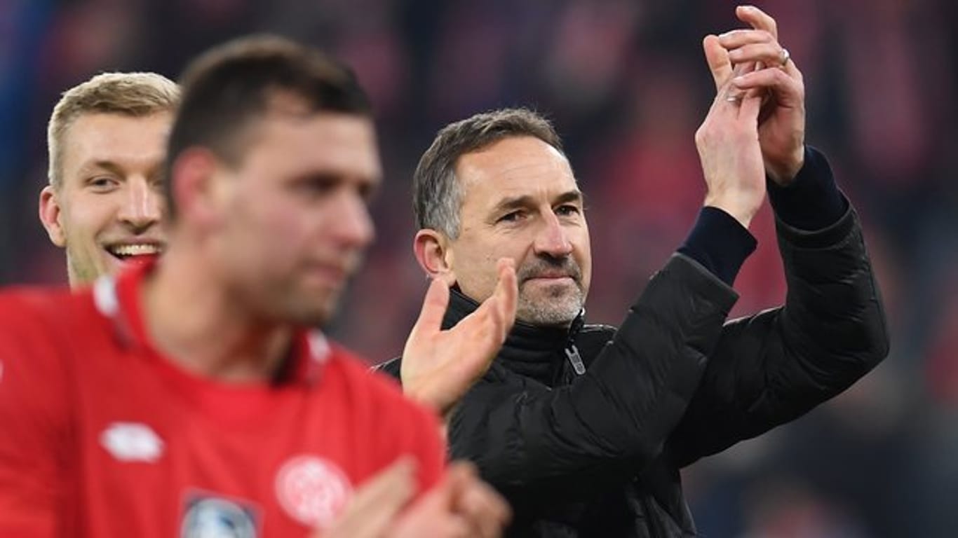 Unter Trainer Achim Beierlorzer (r) feierte der FSV Mainz 05 im zweiten Spiel den zweiten Sieg.